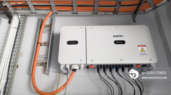 Inverter circuit for controlling solar panels, for electrical energy needs.