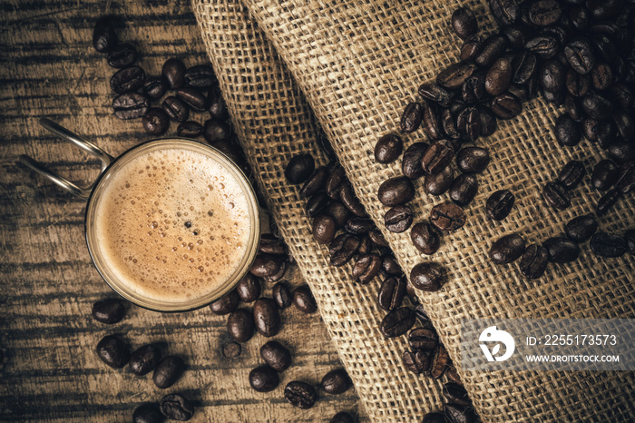 Café expresso sur une vielle table en bois