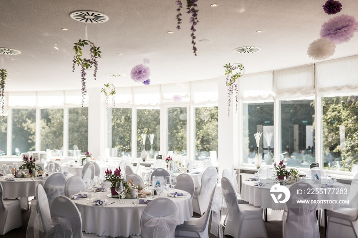 Saal dekoriert für eine Hochzeit mit hängenden Blumen