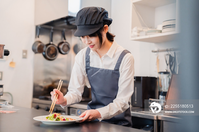 レストランのキッチンで働くスタッフ