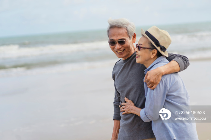 Life after retirement.Elderly life insurance.The old couple side by side until the old man.The elderly couple walk hand in hand on the beach to relax after long work.