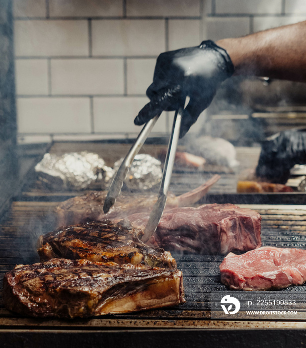 Excelentes cortes de carne argentina en una parrilla profesional