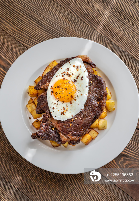 Beefsteak with fried egg