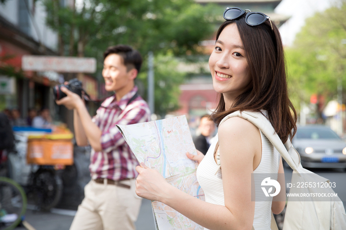 青年女人拿着地图旅行