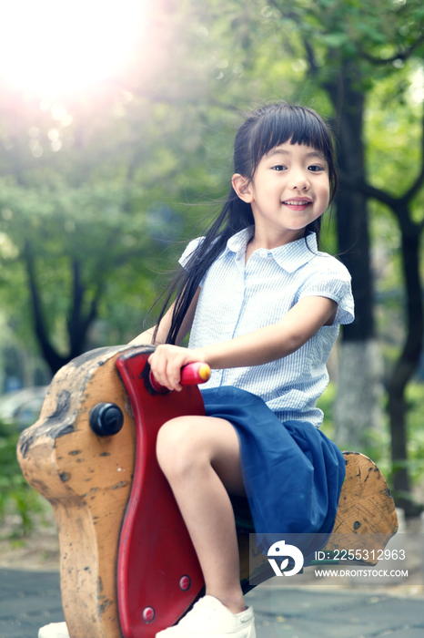 小女孩骑木马