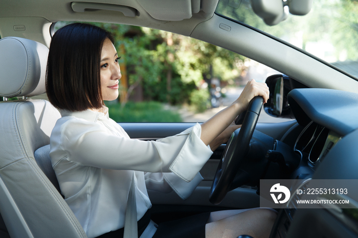 青年女人开车