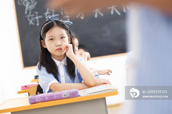 小学女生在教室里