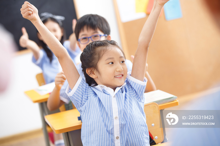 小学生在教室里