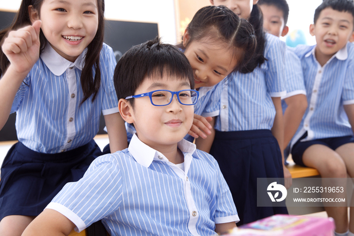 可爱的小学生在教室里