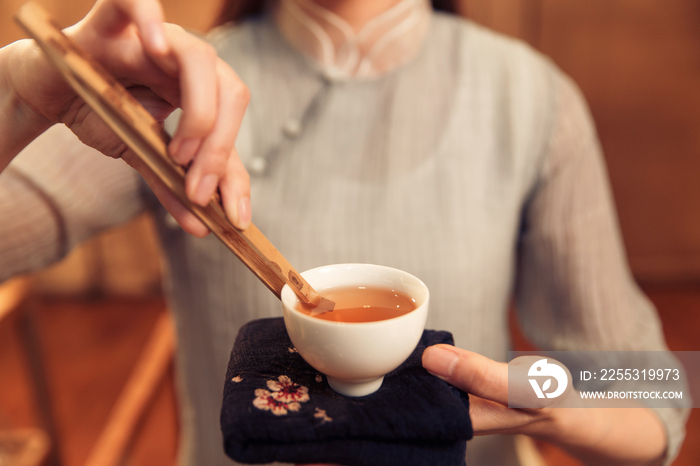 青年女人展示茶艺