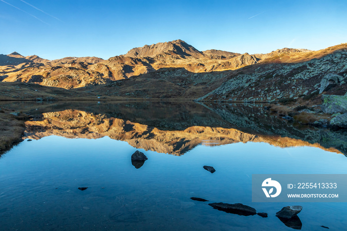 Lac Long et Pointe de Névache  , Paysage de la vallée de la Clarée à l’ automne , Hautes-Alpes , France