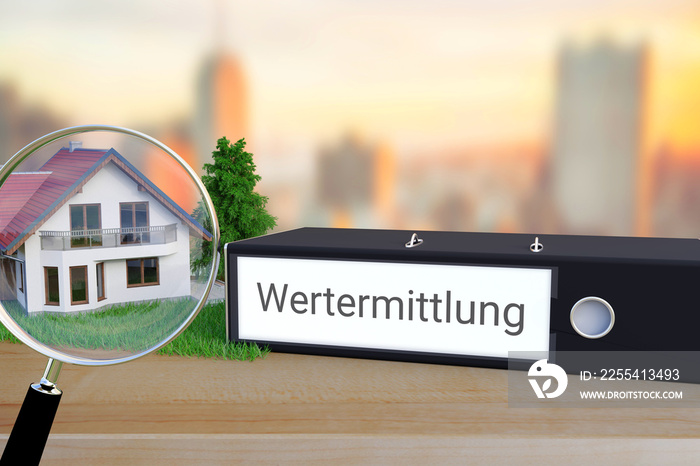 Wert einer Immobilie. Akten-Ordner beschriftet mit dem Wort Wertermittlung liegt neben einem Haus-Modell mit Lupe auf einem Schreibtisch. Skyline einer Stadt im Hintergrund.