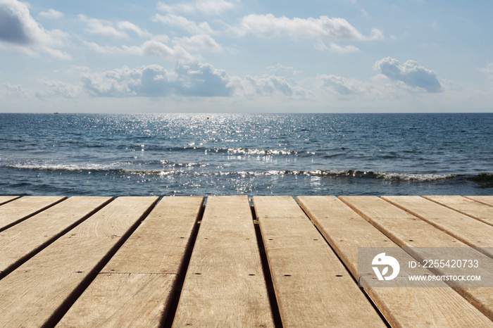 Holzboden leer mit Wellen am Strand