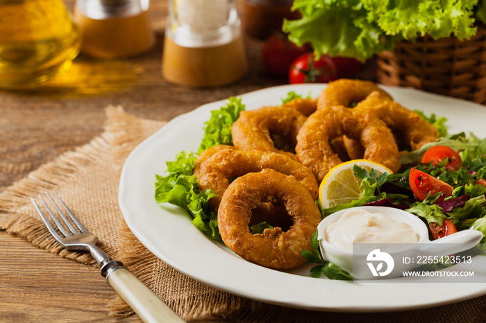 Roasted squid rings with salad.