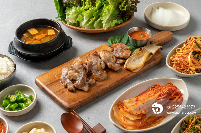 Korean food dishes Korean food dishes 돼지고기 삼겹살 구이 돼지 목살 구이