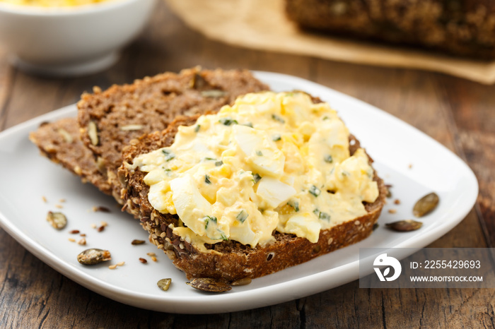 Egg salad and bread