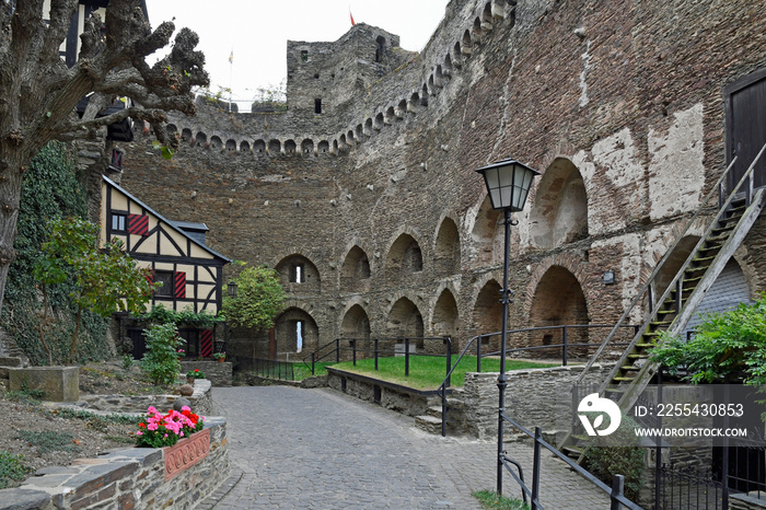 innenhof der schönburg oberhalb von oberwesel