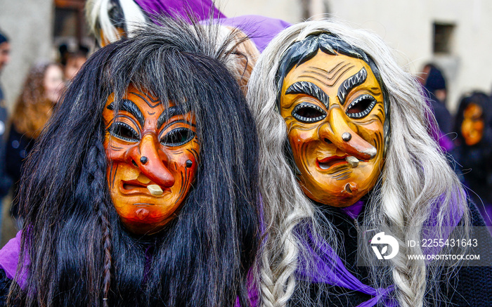 Zwei als Hexen kostümierte Narren der Narrenzunft Bondorf mit Holzmasken und Perücken beim Umzug zur schwäbisch-alemannischen Fastnacht ( Fasnet ) bei Tübingen