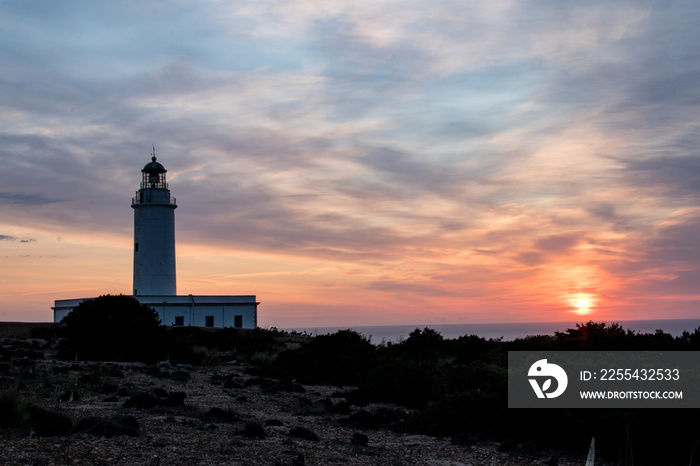 Paseando por el faro de cap de barbaria (Formentera-España)