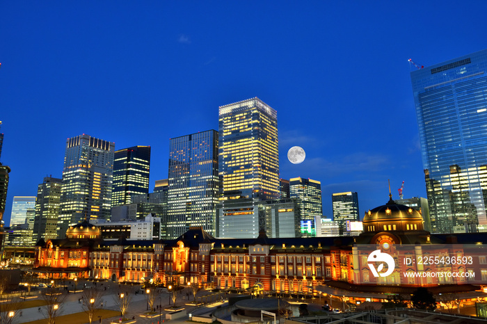 満月の見える東京駅丸の内口夜景