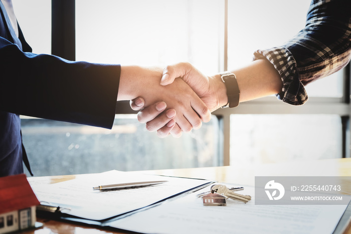 Focus on the congratulatory handshake. The real estate agent agrees to buy the home and hand the keys to the customer at the agent’s office. conceptual agreement.