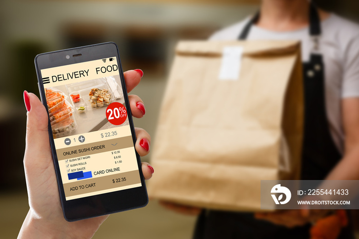 woman holding phone with app delivery food screen