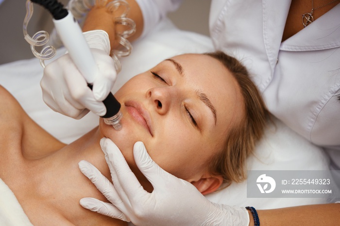 A cosmetologist performs hydropiling in a beauty salon. Skin care.