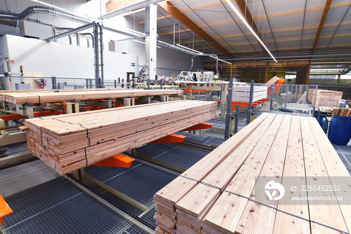 Holzbretter in einem Holzwerk // wooden boards in a timber