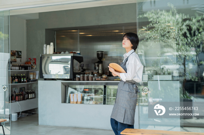 カフェ 女性スタッフ