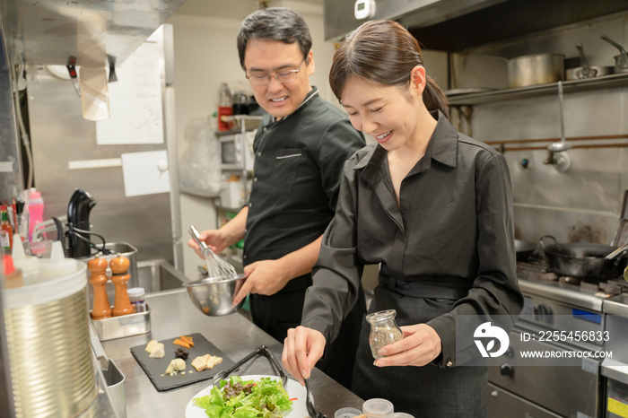 会話をしながら料理する男女のスタッフ