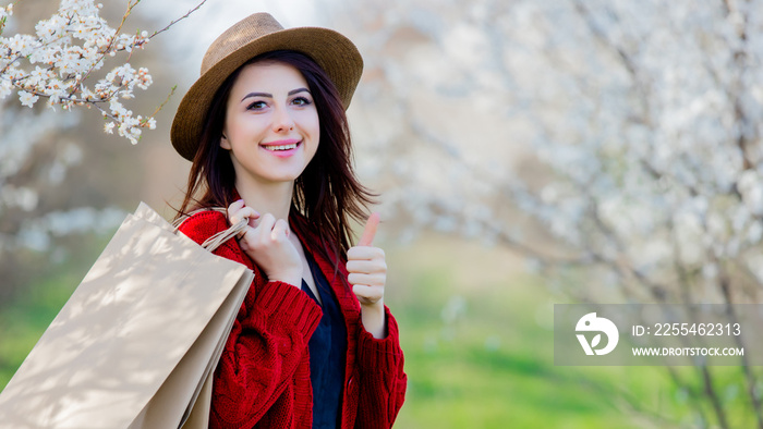 girl with hat and shopping bag