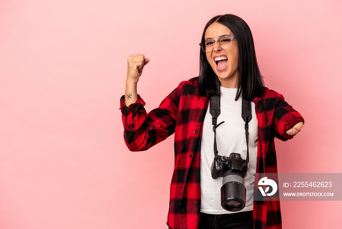 Young caucasian photography woman with one arm isolated on pink background relaxed thinking about something looking at a copy space.