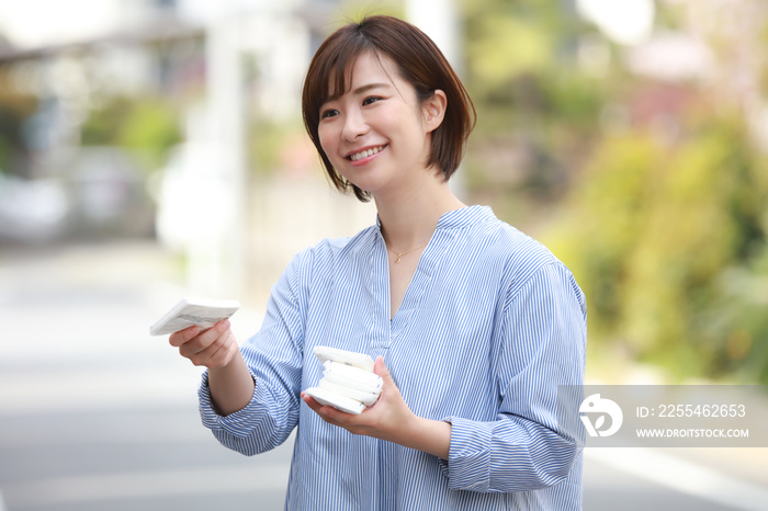 ティッシュ配りする女性