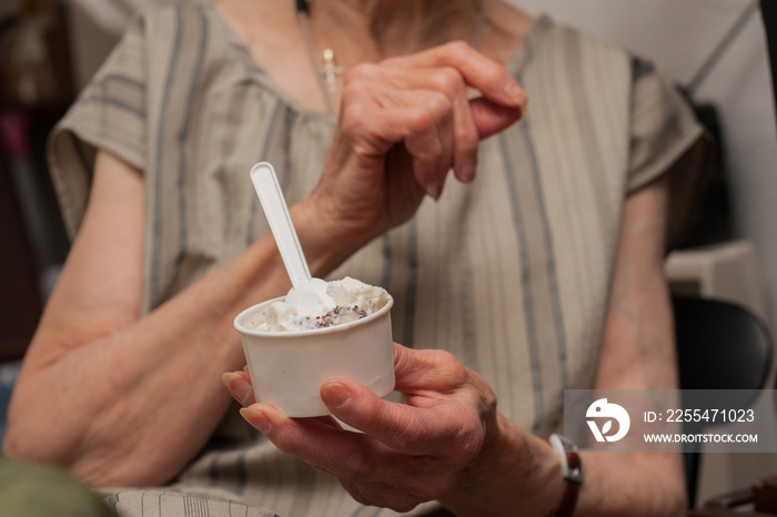 Mujer con helado