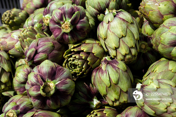 Cassetta di carciofi freschi nel mercato ortofrutticolo, cibo biologico italiano