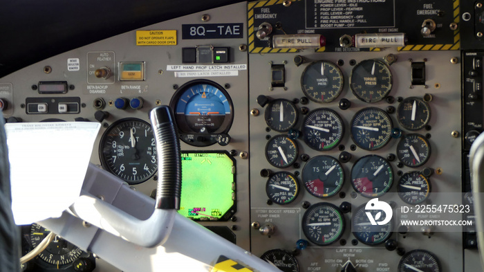 Cockpitinstrumente einer de Havilland Canada DHC-6 Twin Otter Wasserflugzeugs auf den Malediven