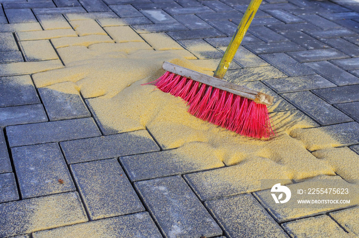 Fugensand einfegen auf einer Baustelle - Sweeping in joint sand on construction site