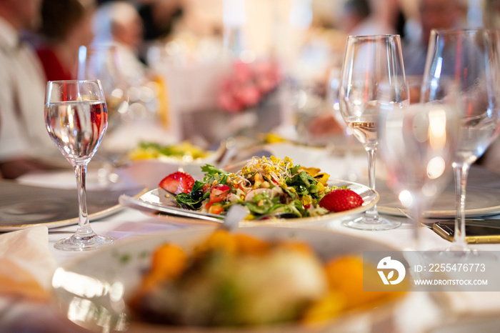 Salat Essen und Trinken bei einer formalen Feier