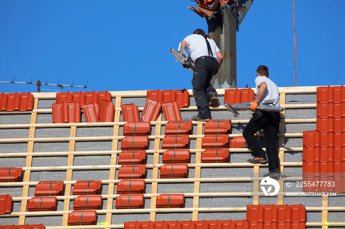 Dachdecker auf einem spitzdach