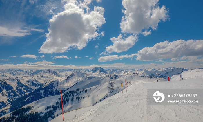 Skipiste mit verschneitem Alpenpanorama bei Kitzbühel