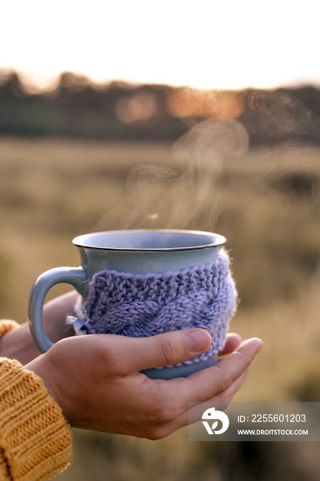 一杯手中有蒸汽的茶咖啡