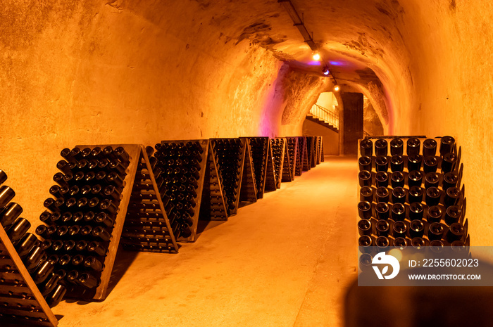 用霞多丽和黑皮诺酿造香槟起泡酒的深而长的地下洞穴