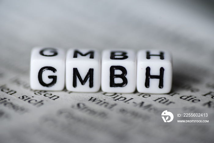 德语单词GMBH由报纸上的木制字母块组成