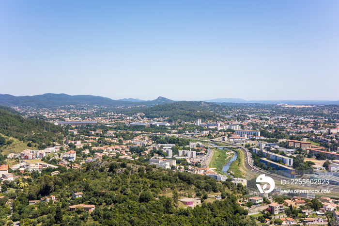 Vue ensoleillée sur la ville dAlès depuis Notre-Dame-des-Mines (Occitanie, France)