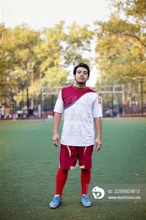 足球运动员站在球场上的肖像