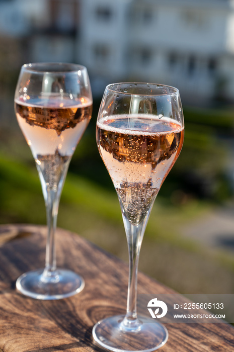 在法国户外露台上用长笛酒杯喝玫瑰香槟起泡酒