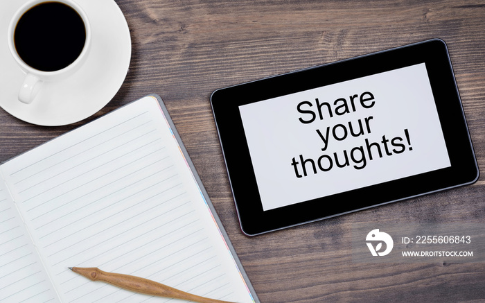 分享你的想法！木桌上的平板设备上的文字