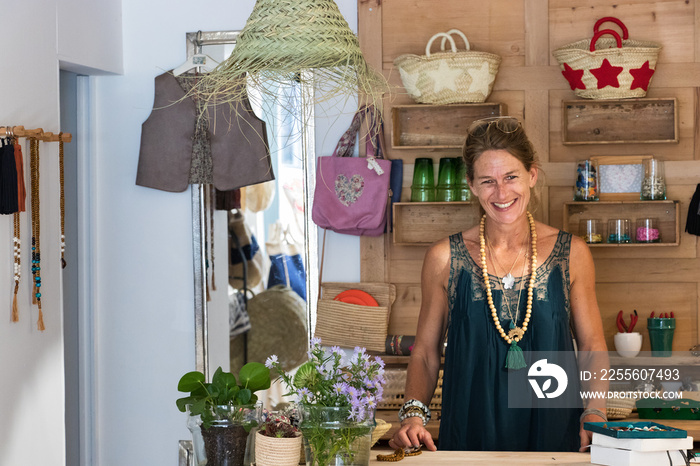 一位法国金发成熟女性在商店微笑的肖像，企业家的概念。