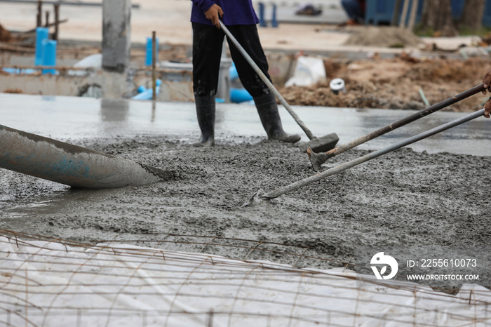 工人在现场浇筑混凝土建筑工人正在建筑工地搅拌混凝土。