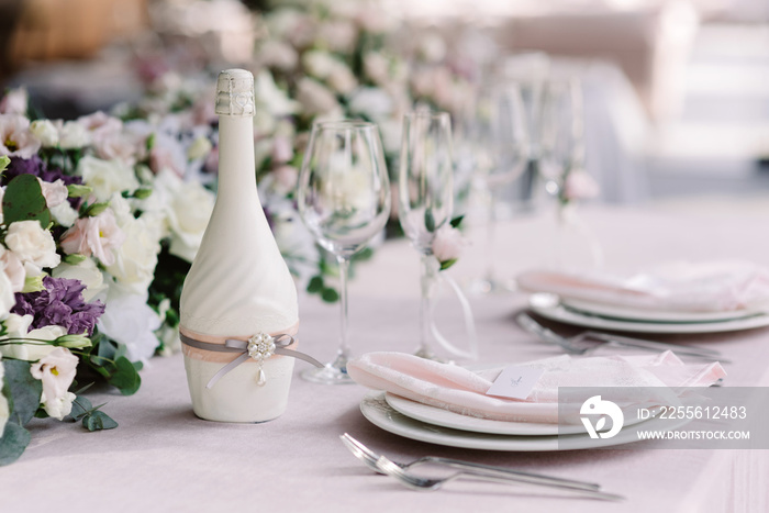 一瓶白色的婚礼香槟和豪华的新婚餐桌服务。